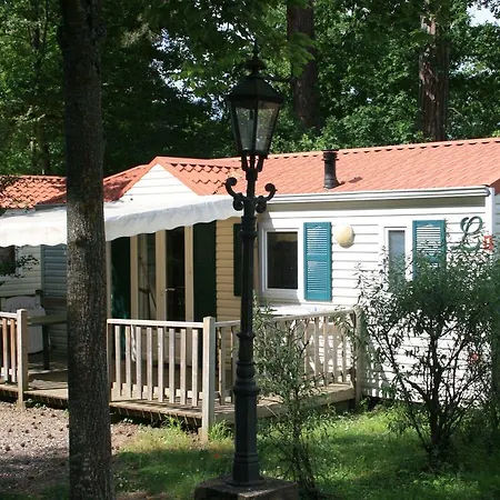 Chateau-camping La Grange Fort, 63500 Les Pradeaux