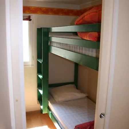 Chateau-camping La Grange Fort, 63500 Camping Les Pradeaux