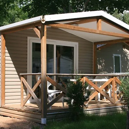 Chateau-camping La Grange Fort, 63500 Camping Les Pradeaux