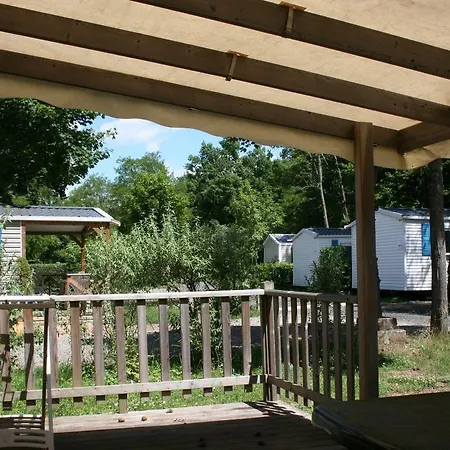 Chateau-camping La Grange Fort, 63500 Les Pradeaux