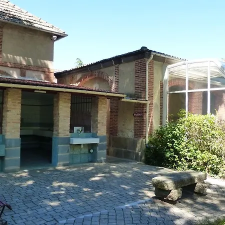 Chateau-camping La Grange Fort, 63500 Les Pradeaux