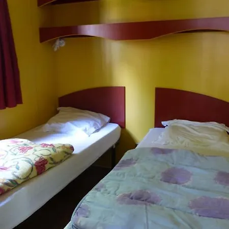 Chateau-camping La Grange Fort, 63500 Les Pradeaux