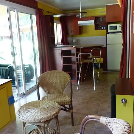 Chateau-camping La Grange Fort, 63500 Les Pradeaux