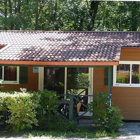 Chateau-camping La Grange Fort, 63500 Les Pradeaux