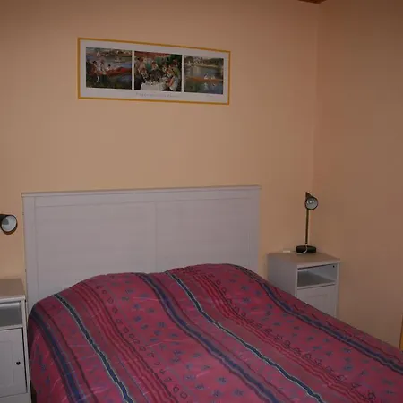 Chateau-camping La Grange Fort, 63500 Les Pradeaux